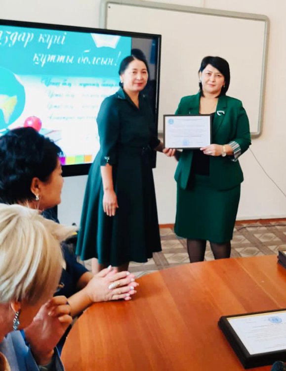 Жамбыл облысы әкімдігінің білім басқармасының оқу әдістемелік орталығы ұстаздар күніне орай Есмурзаева Жазира Алимханқызын Құрмет грамотасымен  марапаттады.